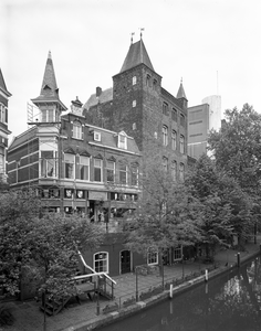 813882 Gezicht op de voorgevels van de panden Oudegracht 103 (links) -99 (Stadskasteel Oudaen) te Utrecht vanaf de Jansbrug.